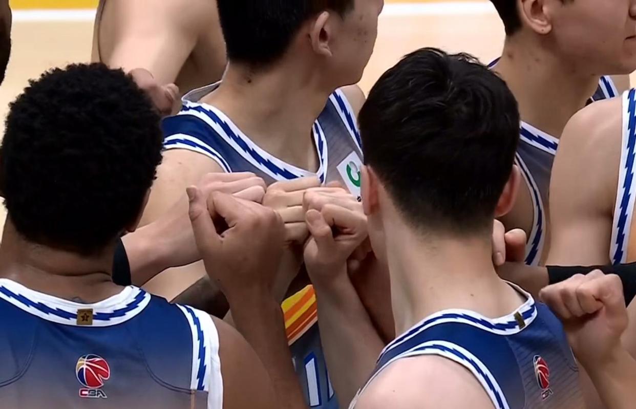 关于激情的表现：一名年轻球员在比赛中表现抢眼的信息