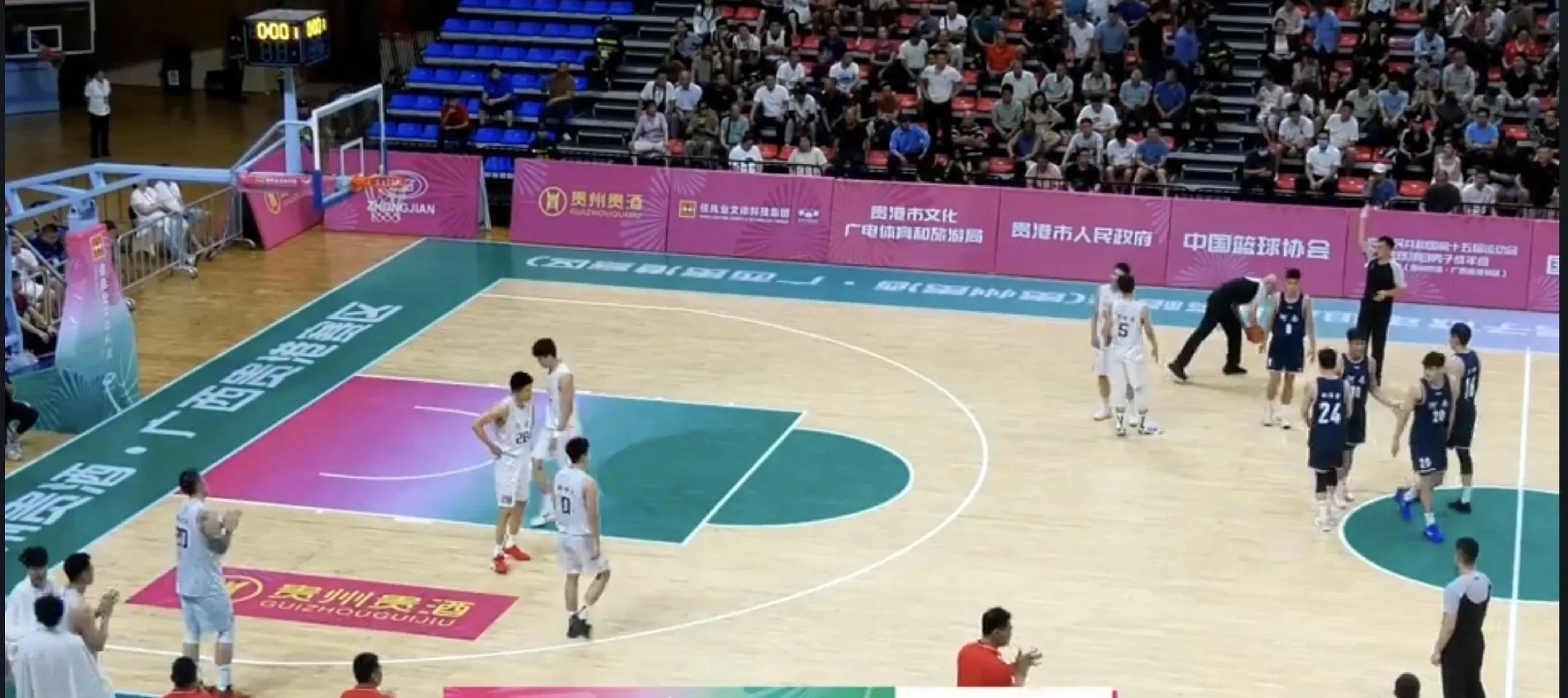 包含国际篮球赛场激战连连，各队争夺胜利的词条