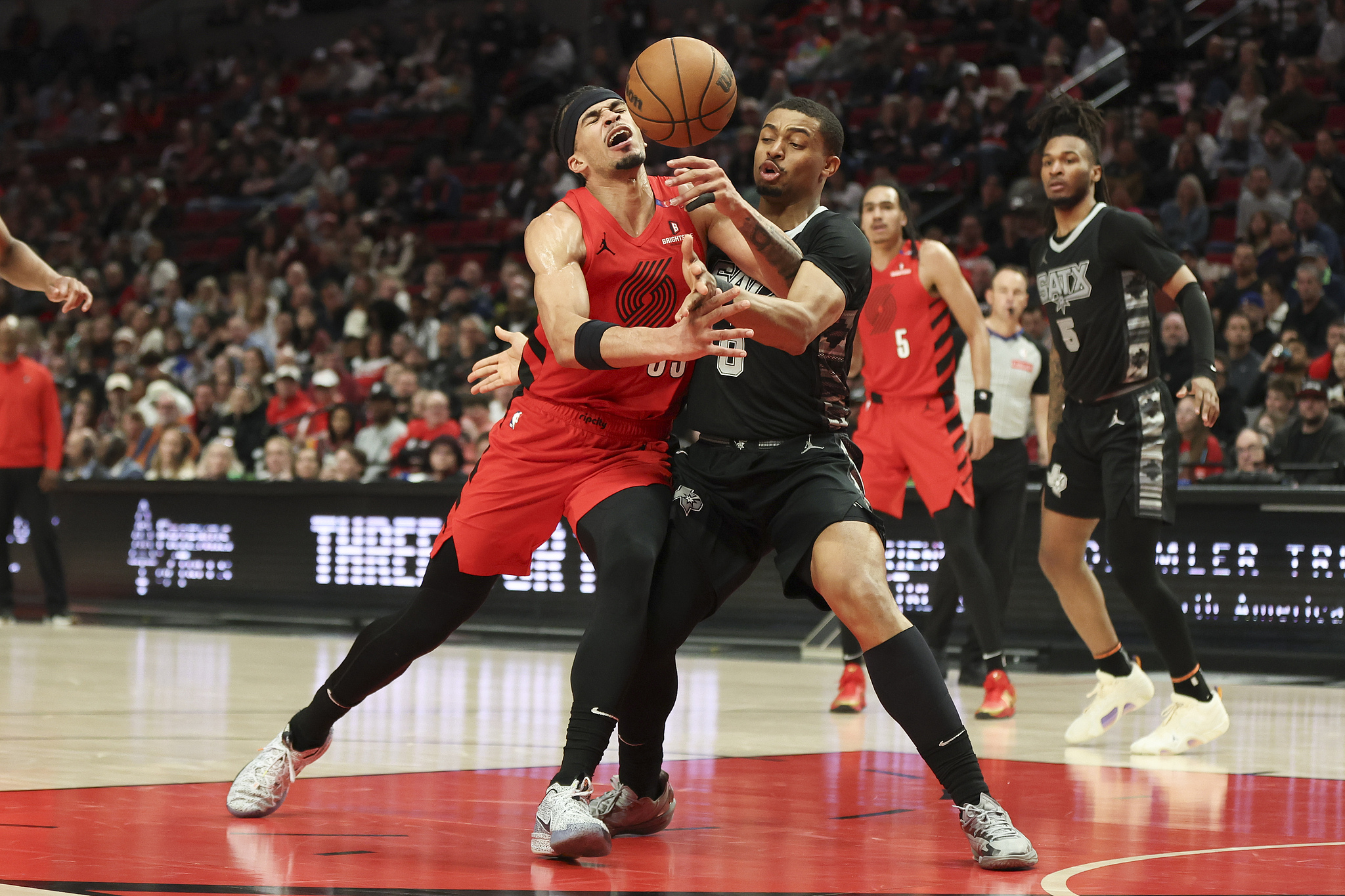 九游体育直播-包含马刺队奋力拼搏，东部区强敌即将迎战的词条