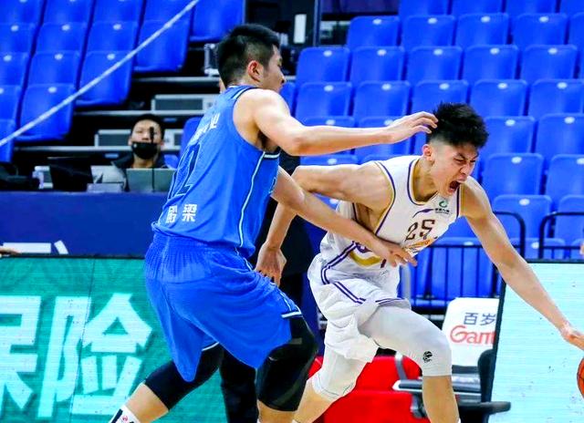 北控队员展现出色表现,赢得比赛 北控队员展现出色表现,赢得比赛