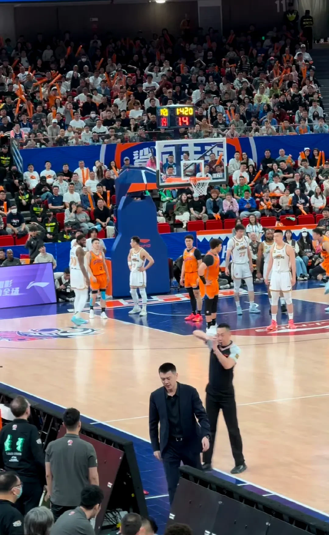 包含球队面对连续失利，主教练寻求突破口的词条