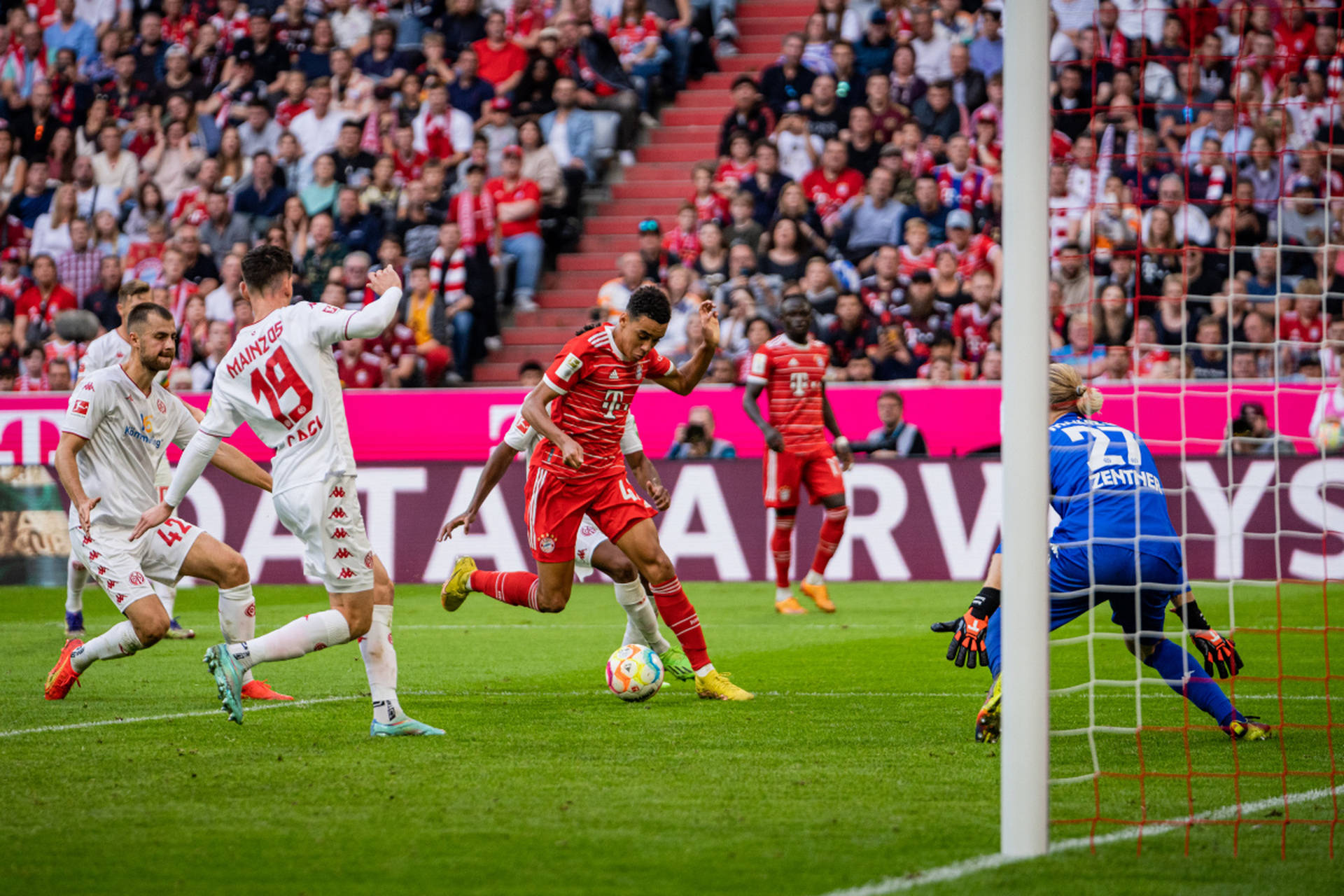 曼联战胜西汉姆，英超前进之路坎坷走向胜利