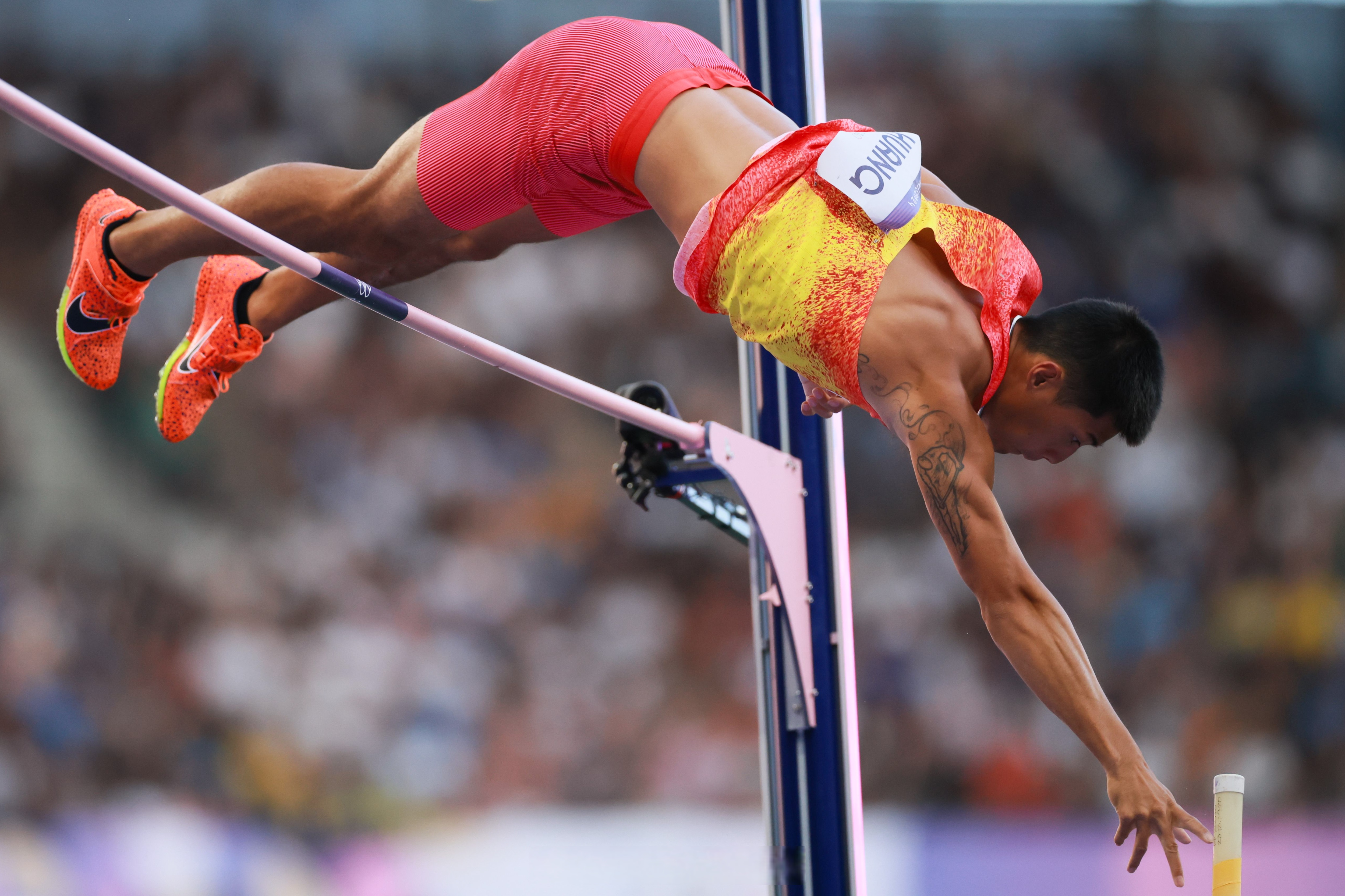 跳高比赛中一位选手实现完美跳跃