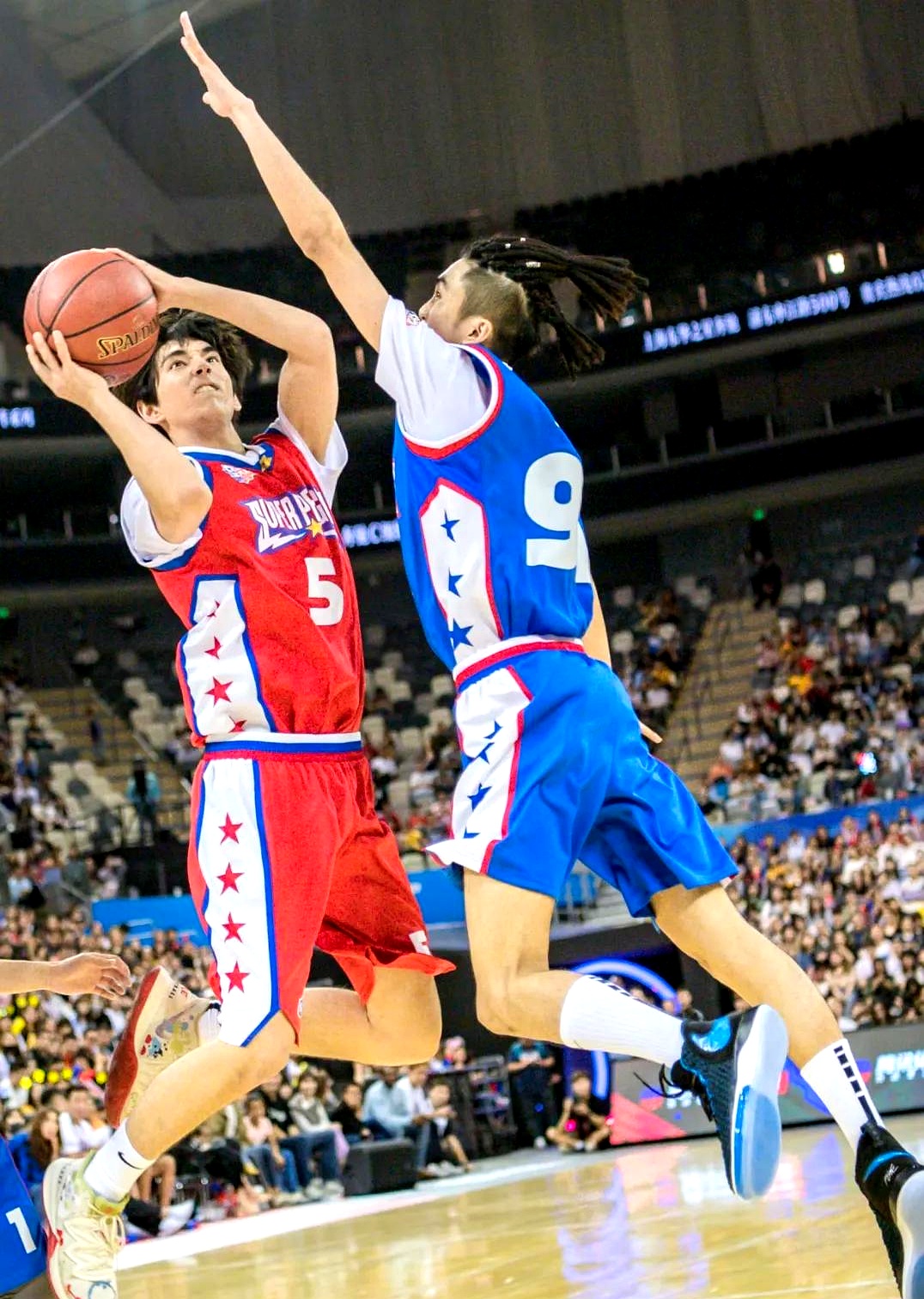 横扫全场：篮球比赛明星球员争相斗艳，实力碾压的简单介绍