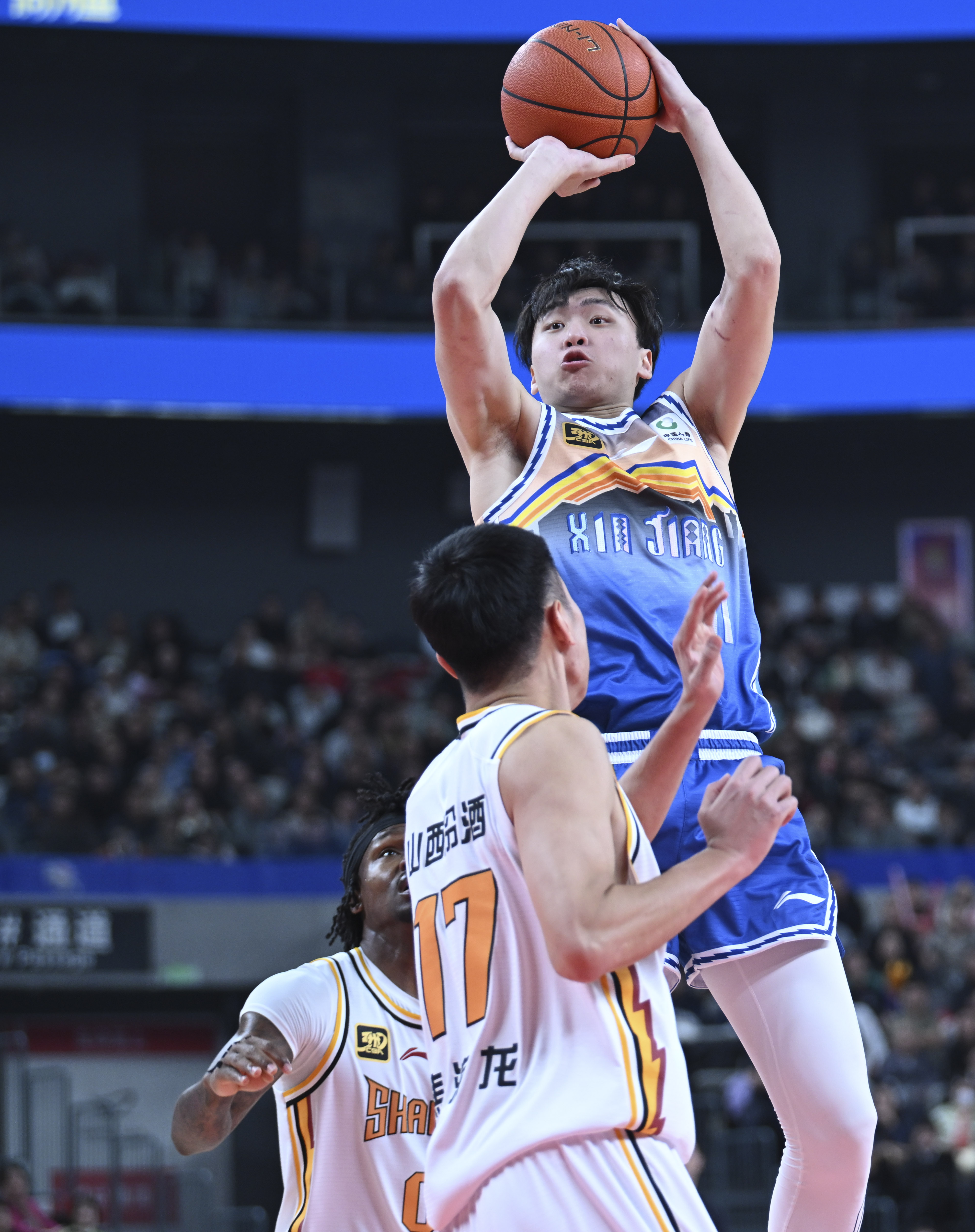 横扫全场：篮球比赛明星球员争相斗艳，实力碾压的简单介绍