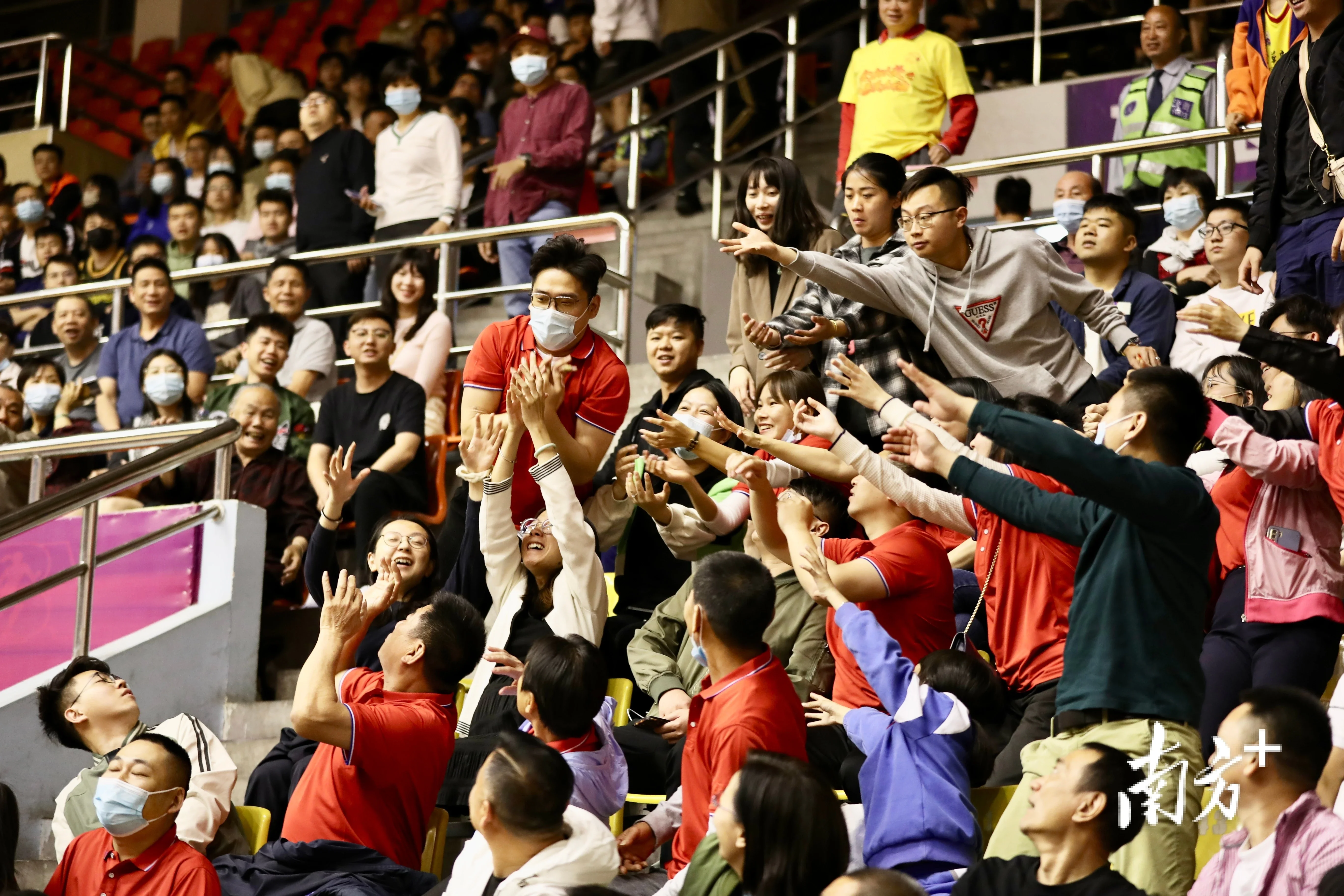 九游体育官方入口-现场观众热情高涨，为选手加油