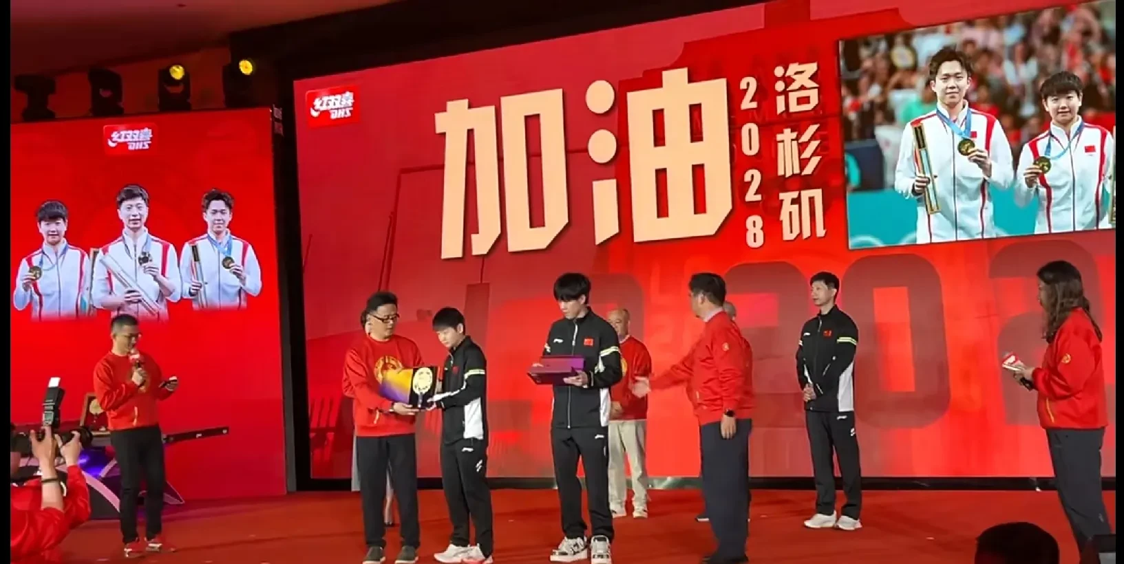 现场观众热情高涨，为选手加油