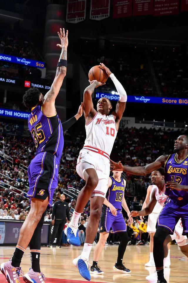 火箭大胜湖人，跻身西部半决赛