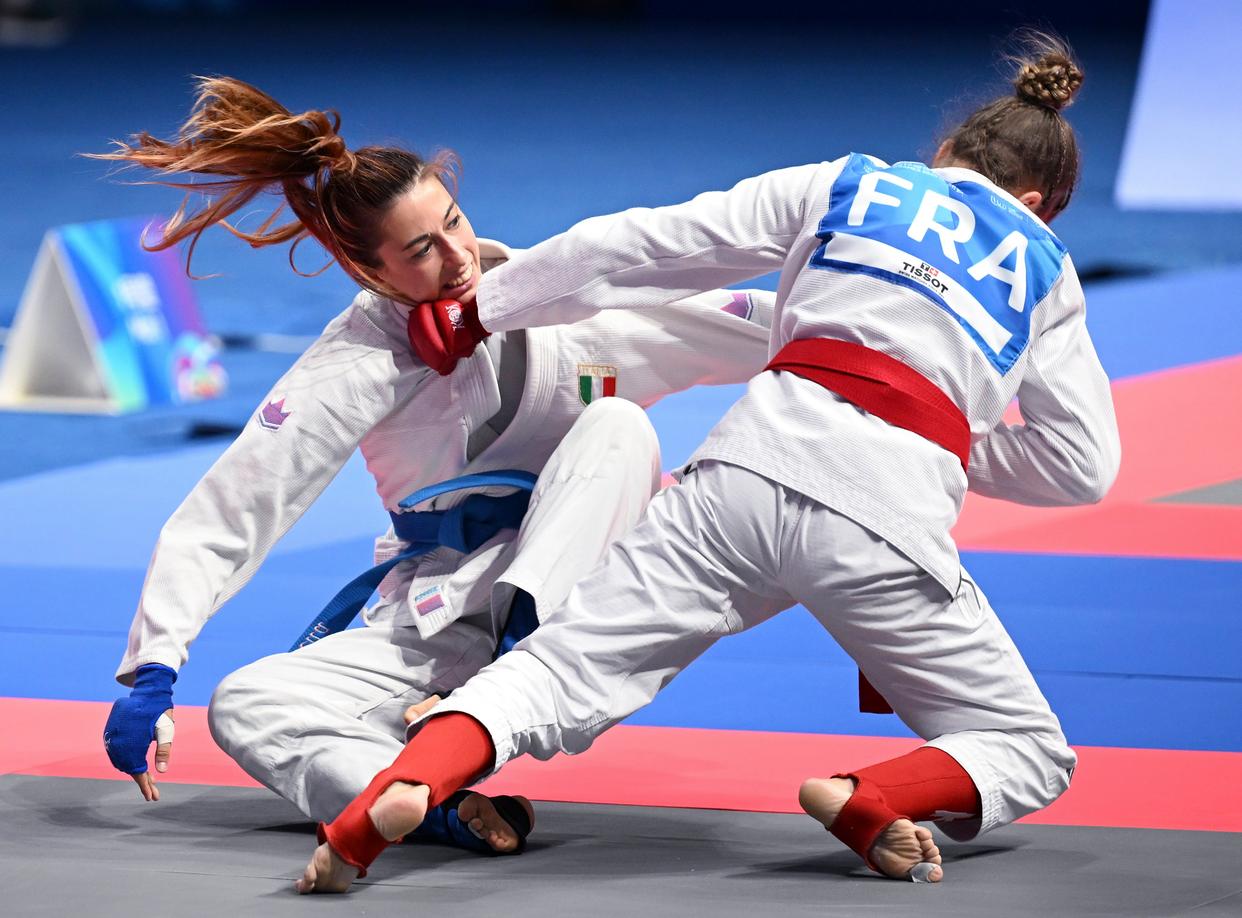 柔道比赛灵活摔倒夺取皇冠